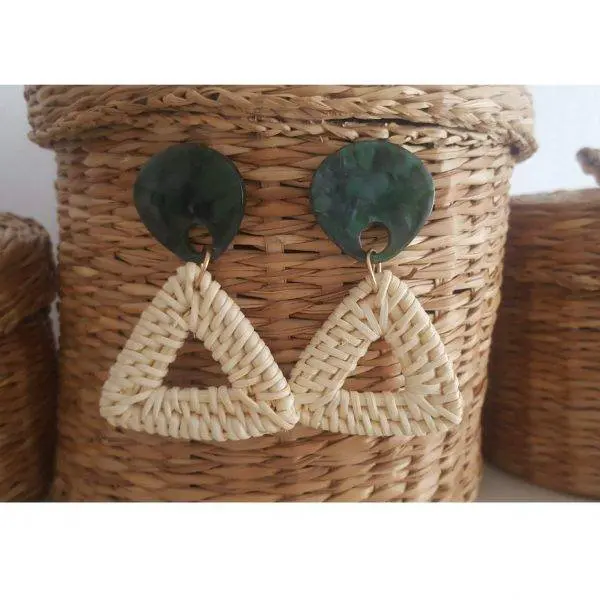 Pendientes triángulo rafia verde