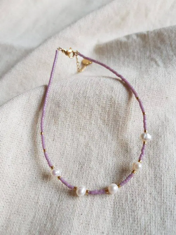 Pulsera lila y perlas