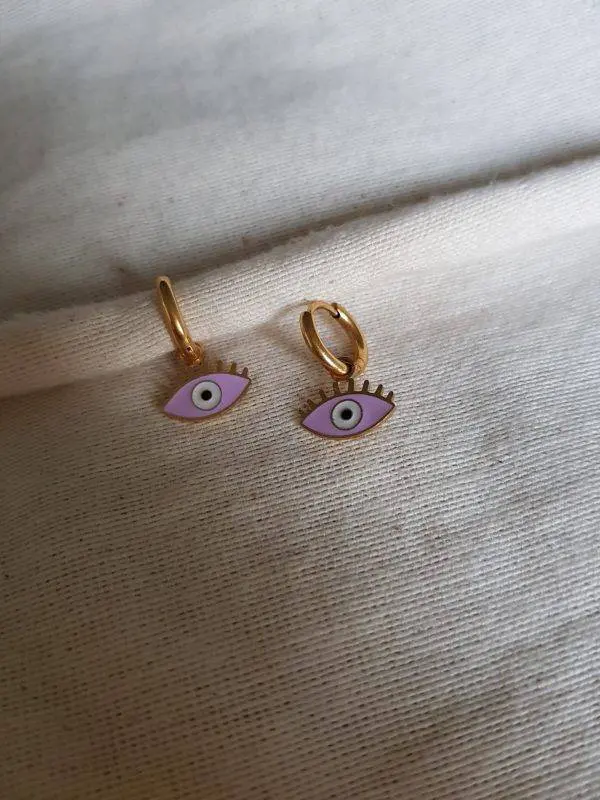 Aritos lilac eyes