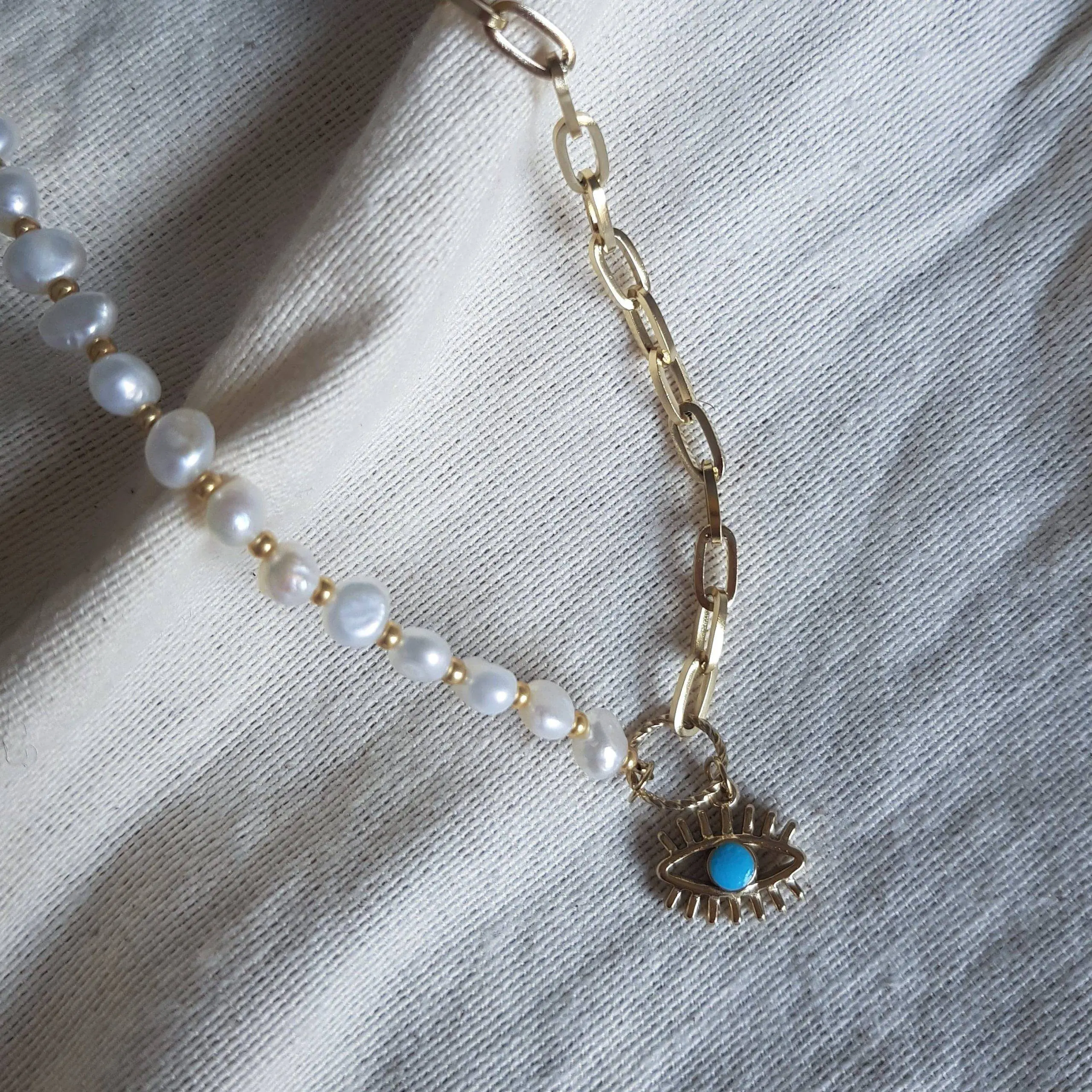 Ojo turquesa y perlas