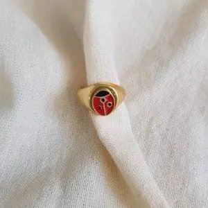 Anillo sello mariquita