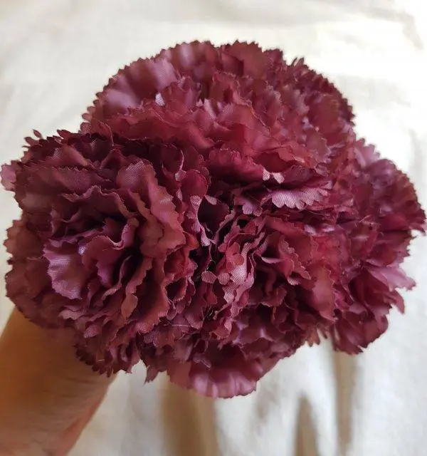 Ramillete claveles color tinto