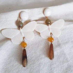 Pendientes mariposa beige