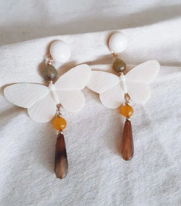 Pendientes mariposa beige