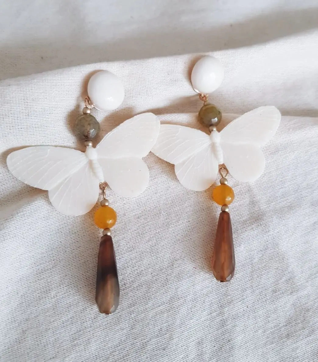 Pendientes mariposa beige