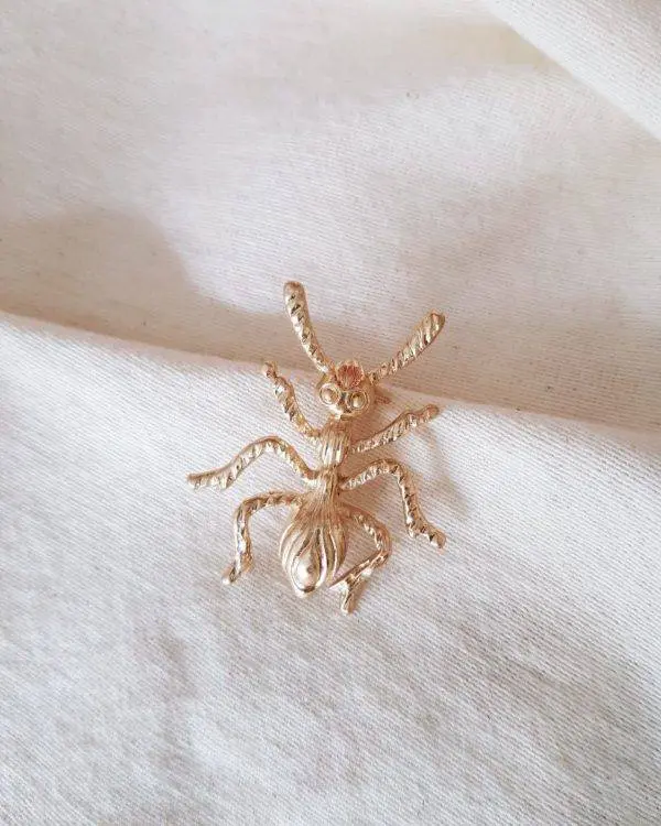 Broche hormiga