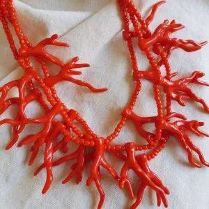 Collar coral rojo