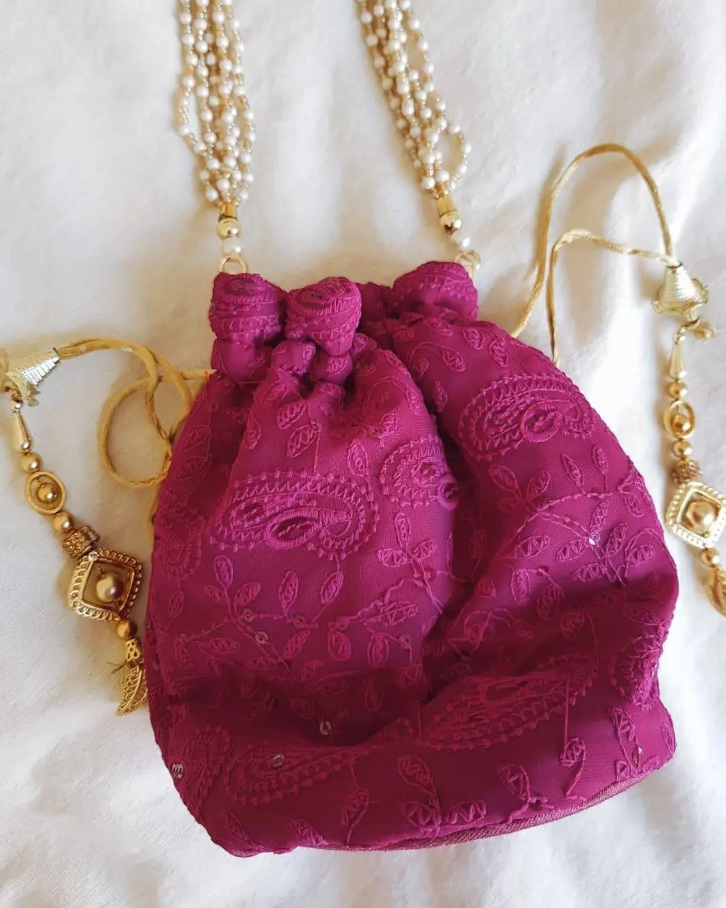 Bolso saquito bourdeaux perlas