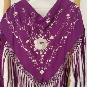 Mantoncillo morado bordado blanco