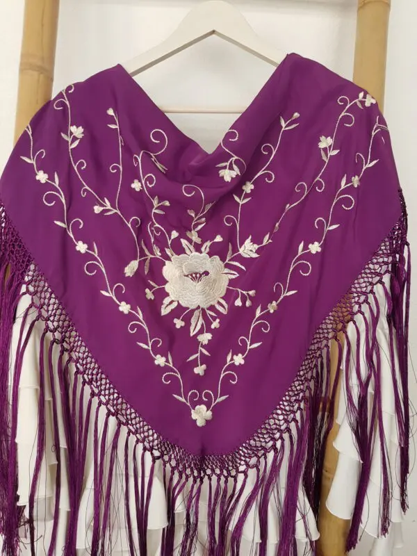 Mantoncillo morado bordado blanco