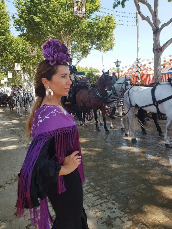 Mantoncillo morado bordado blanco - Imagen 3