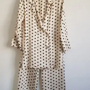 Traje chaqueta lunares crema