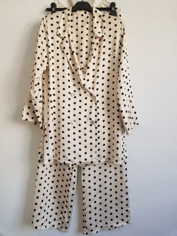 Traje chaqueta lunares crema