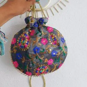 Bolsito saco gris y fucsia