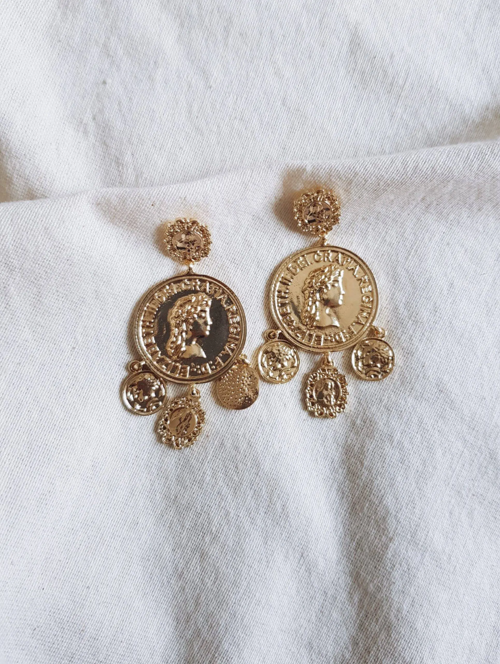 Pendientes tres monedas