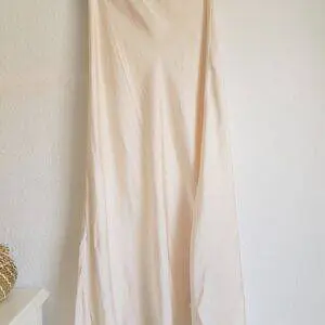 Falda satinada crema