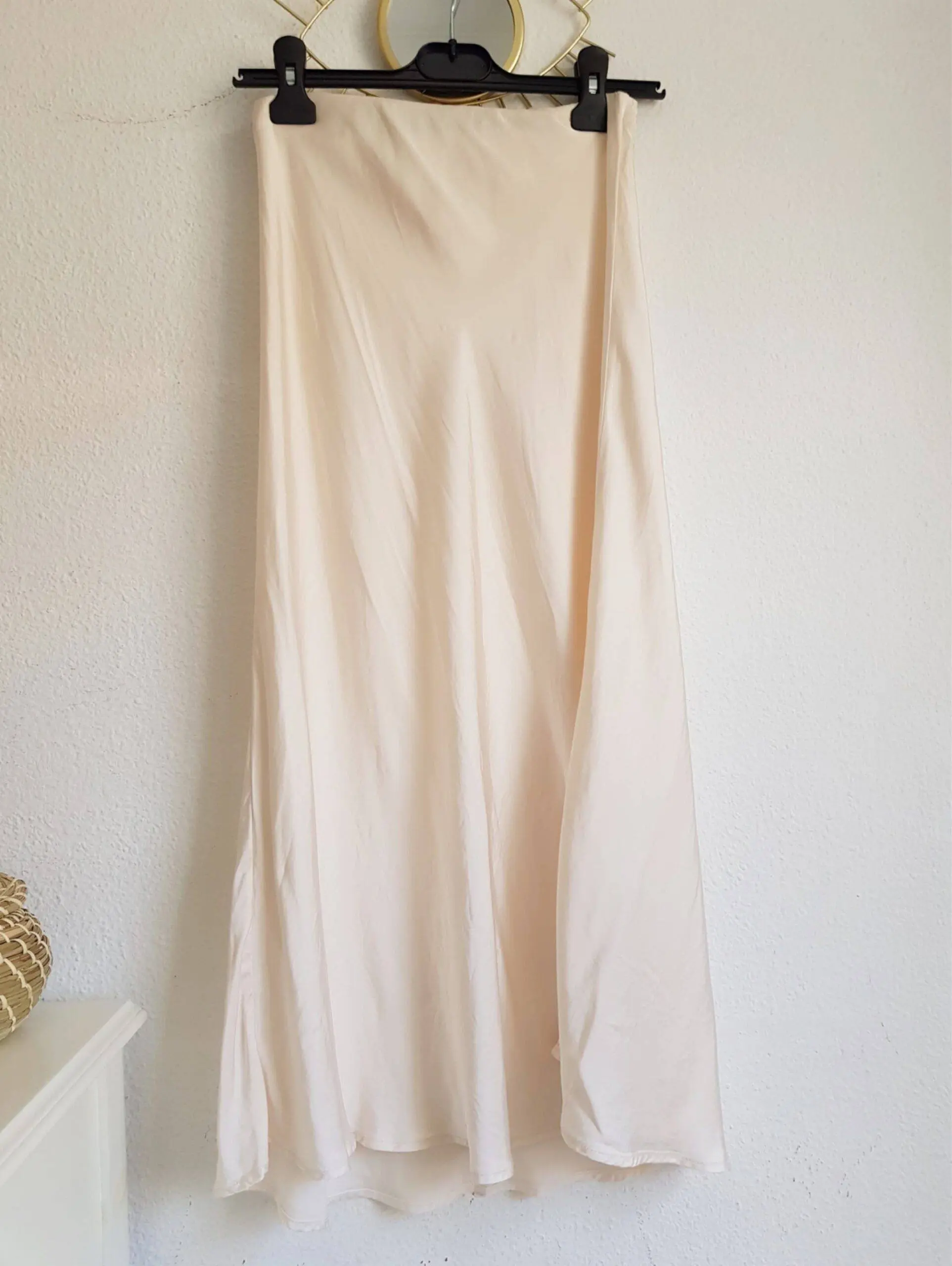 Falda satinada crema