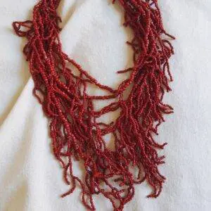 Collar Indie rojo oscuro