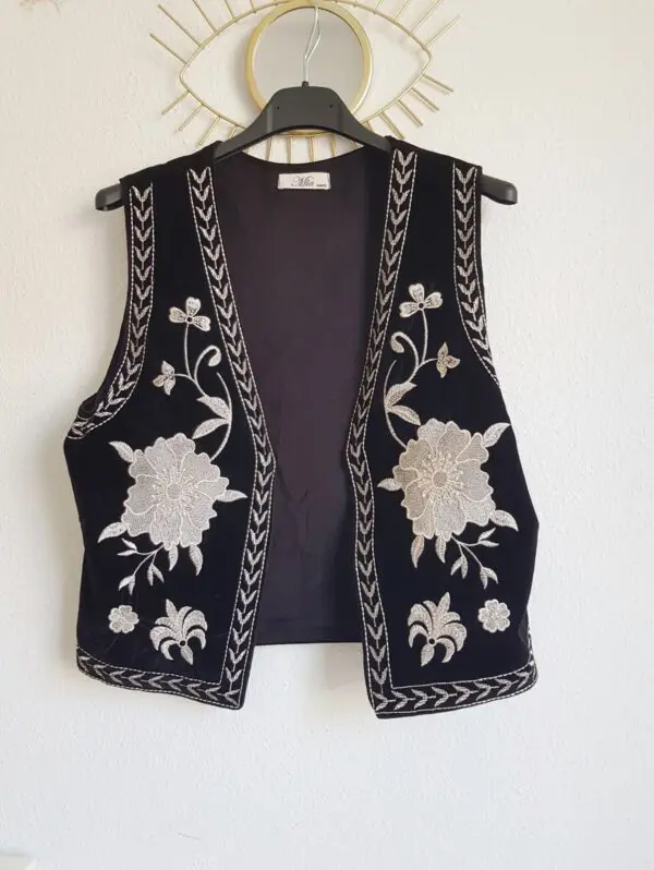 Chaleco black bordado