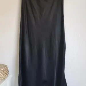 Falda satinada negra