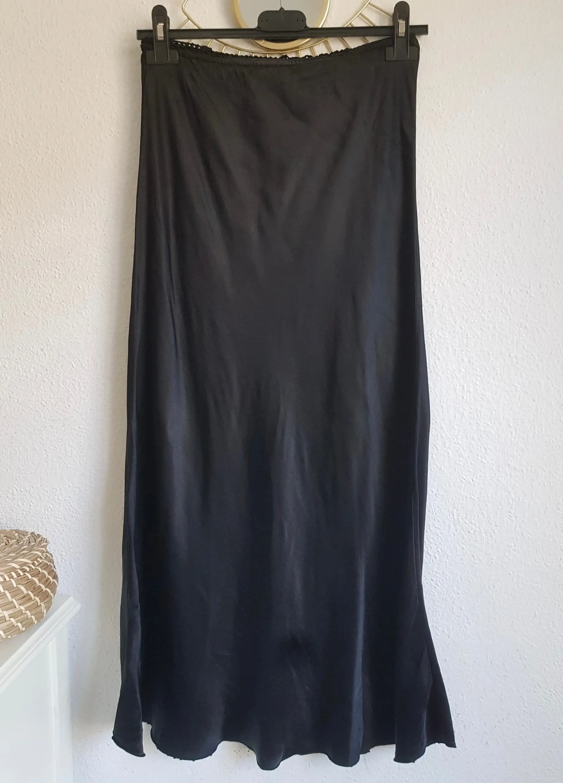 Falda satinada negra