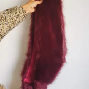 Cuello pelo invitada burdeos