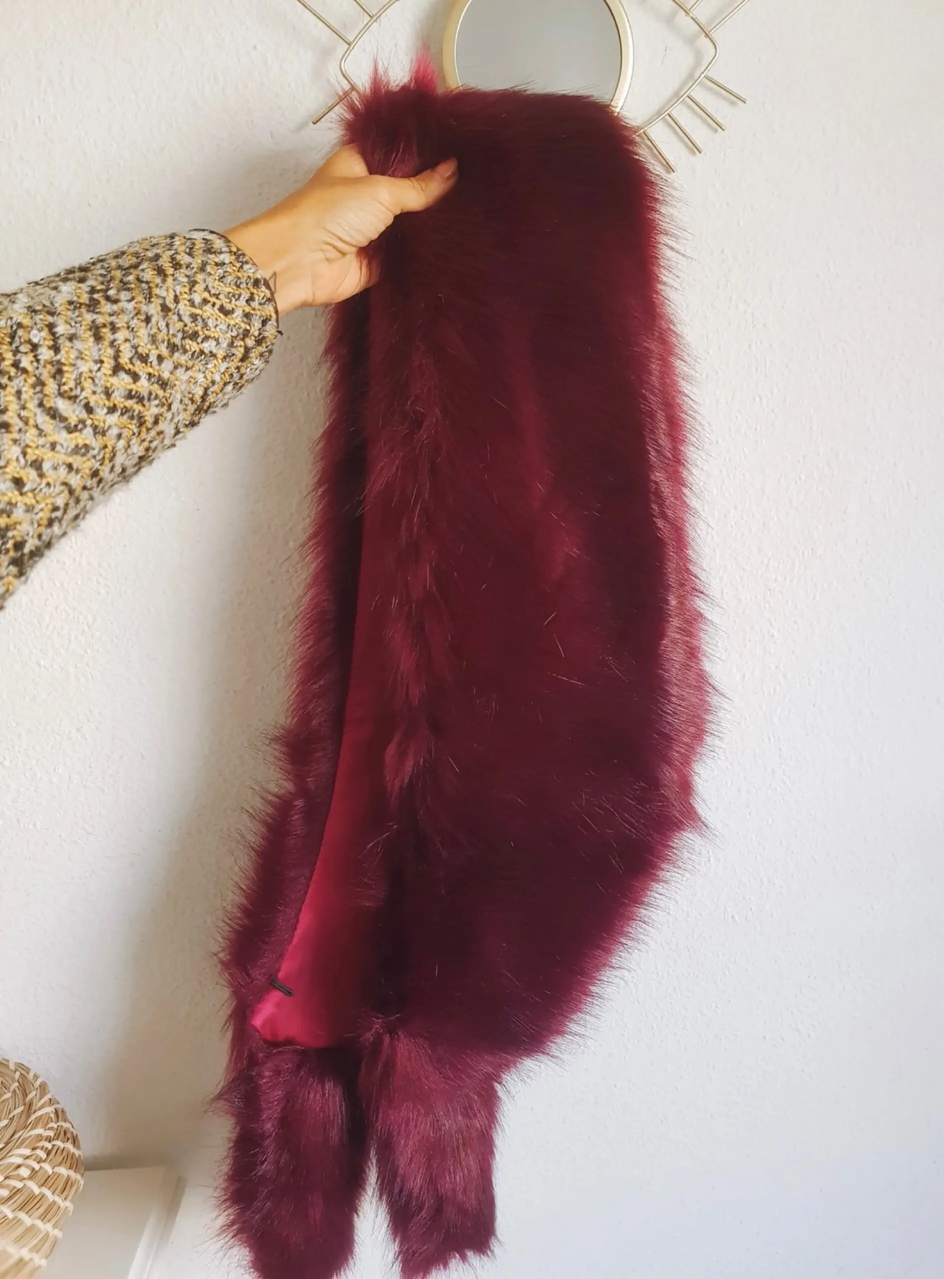 Cuello pelo invitada burdeos