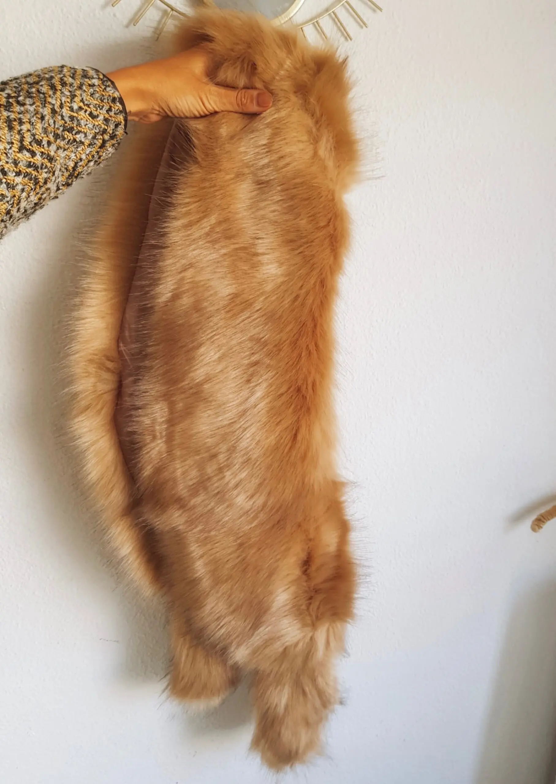 Cuello pelo invitada beige