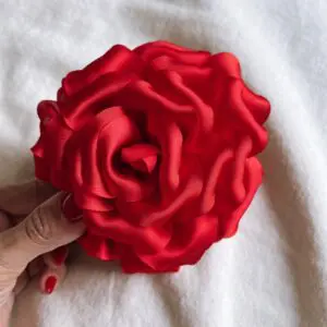 Pinza flor roja