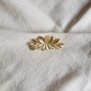 Broche hojitas Golden