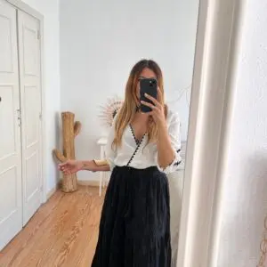 Falda perforada negra