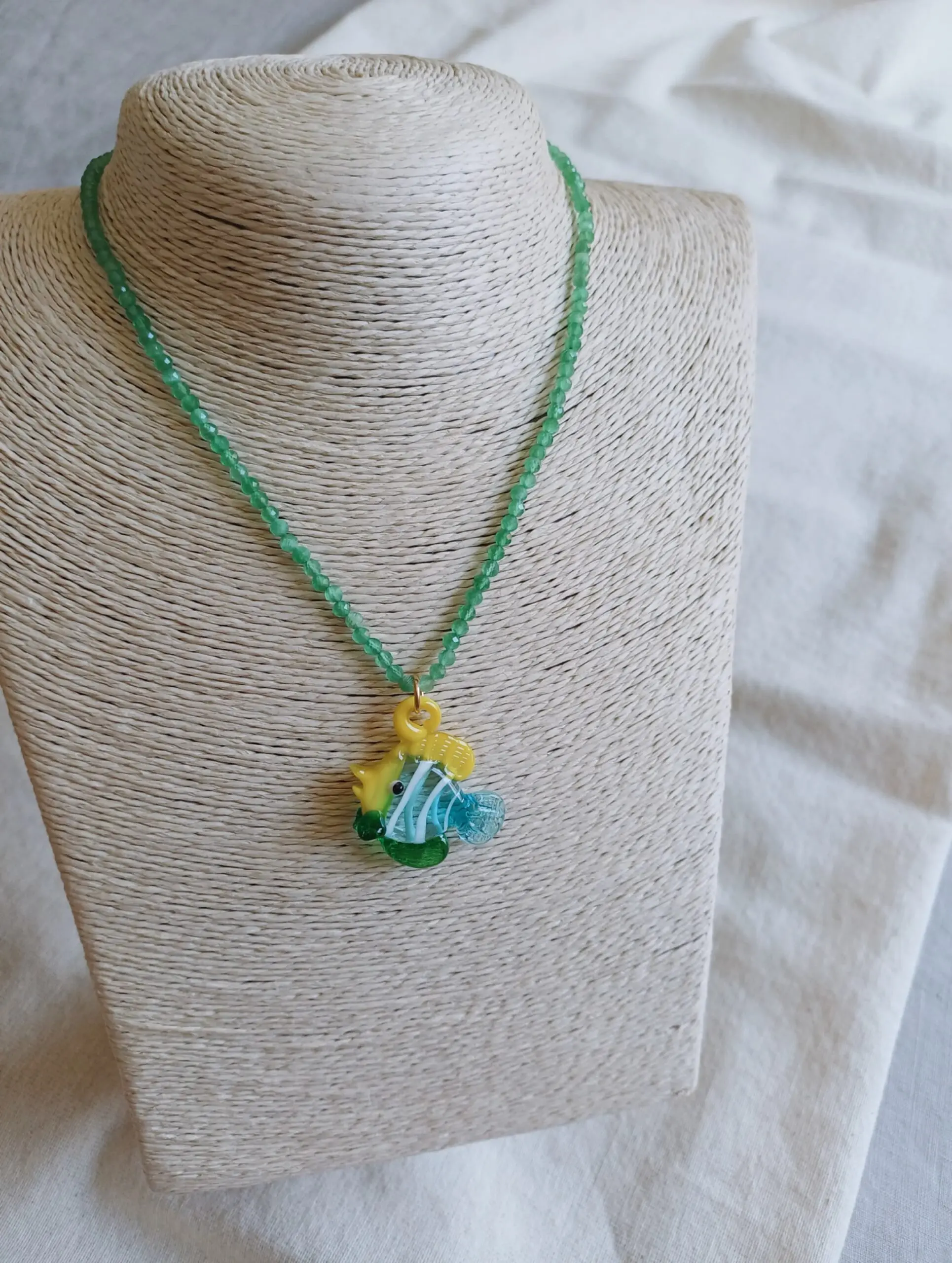 Collar pez turquesa