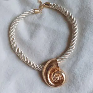 Collar cuerda caracola