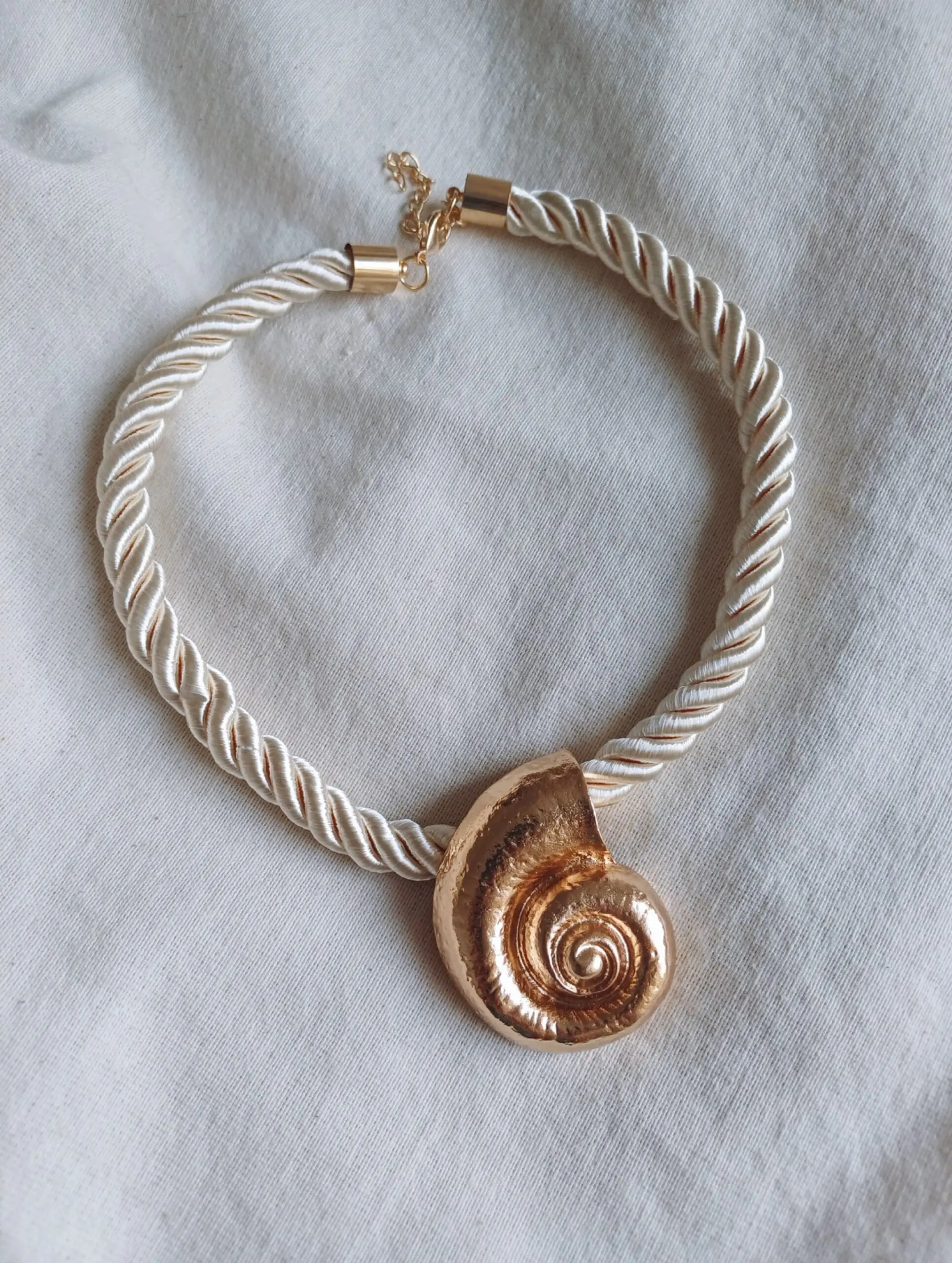 Collar cuerda caracola