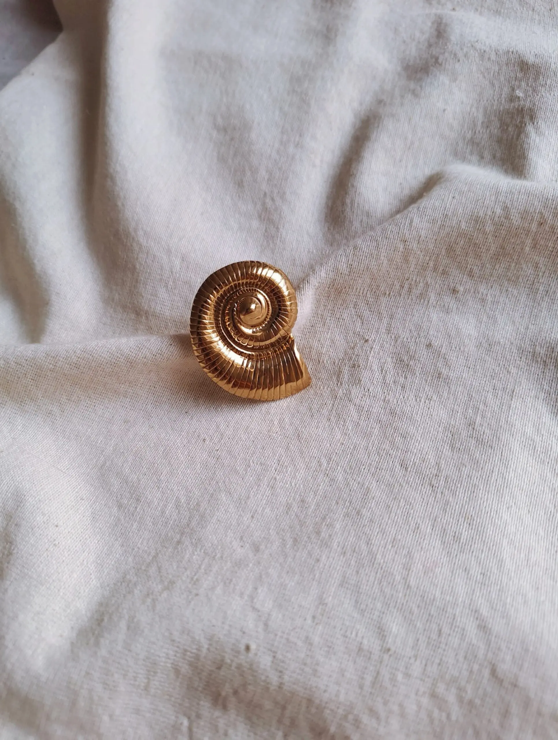 Anillo caracola gold maxi