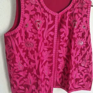 Chaleco fucsia bordado