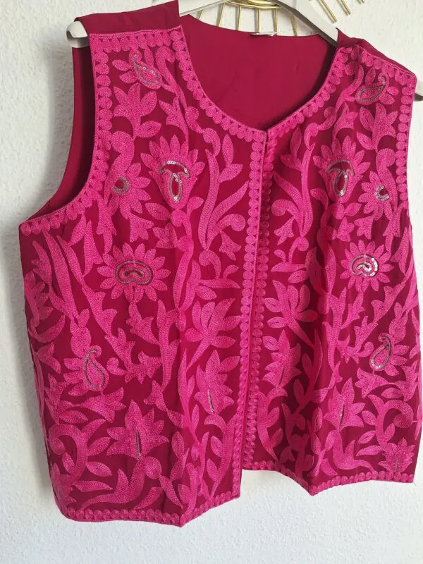 Chaleco fucsia bordado
