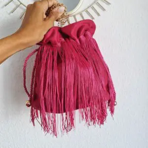 Bolso saco flecos fucsia