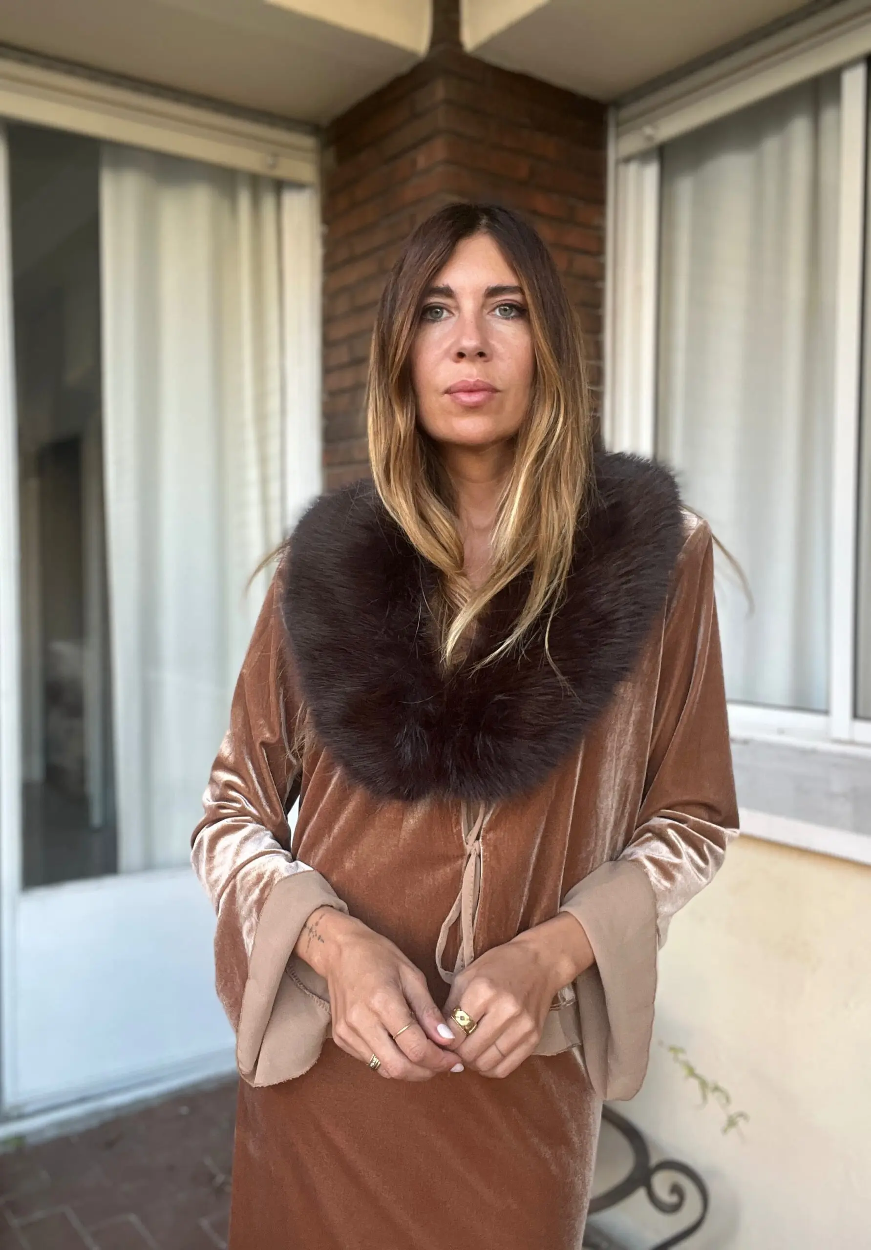 Cuello marrón sintético