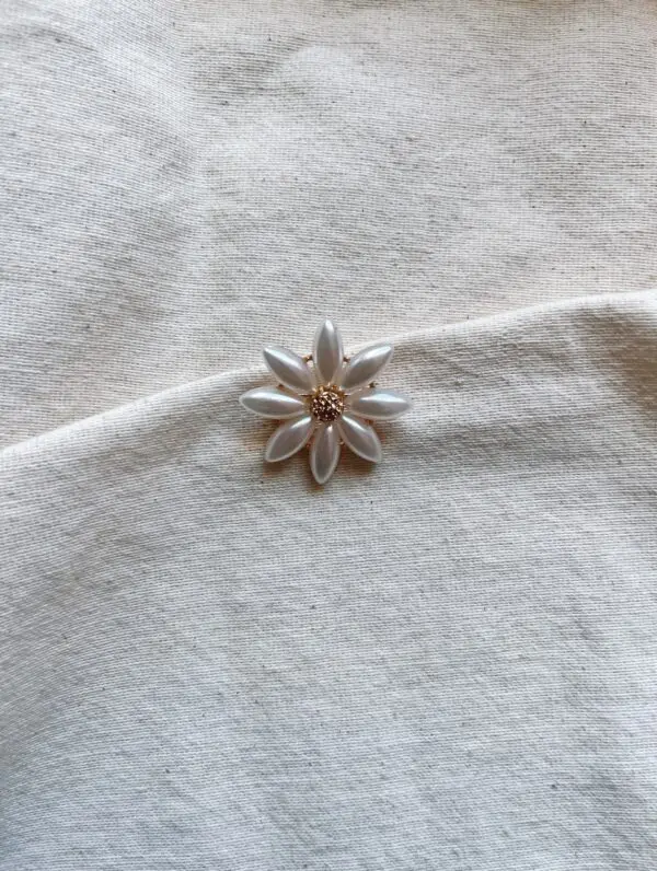 Broche flor perla