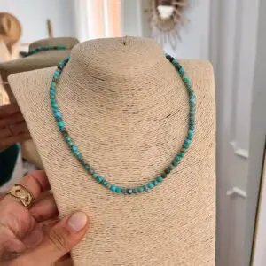 Collar bolitas turquesa