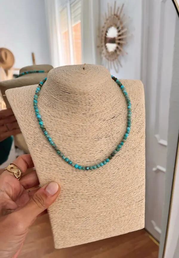 Collar bolitas turquesa