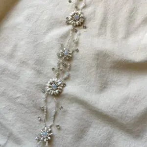 Diadema flor y perlas