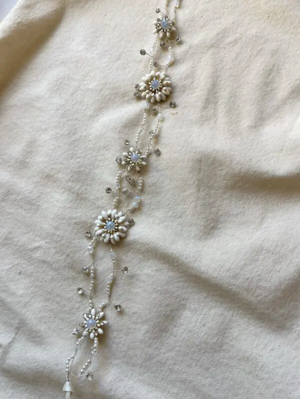 Diadema flor y perlas