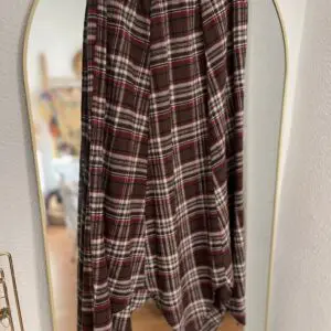 Falda vichy asimétrica burdeos