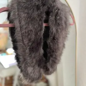 Cuello pelo gris sintético