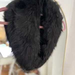 Cuello pelo negro sintético