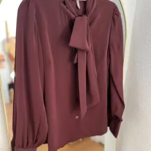 Camisa lazada burdeos