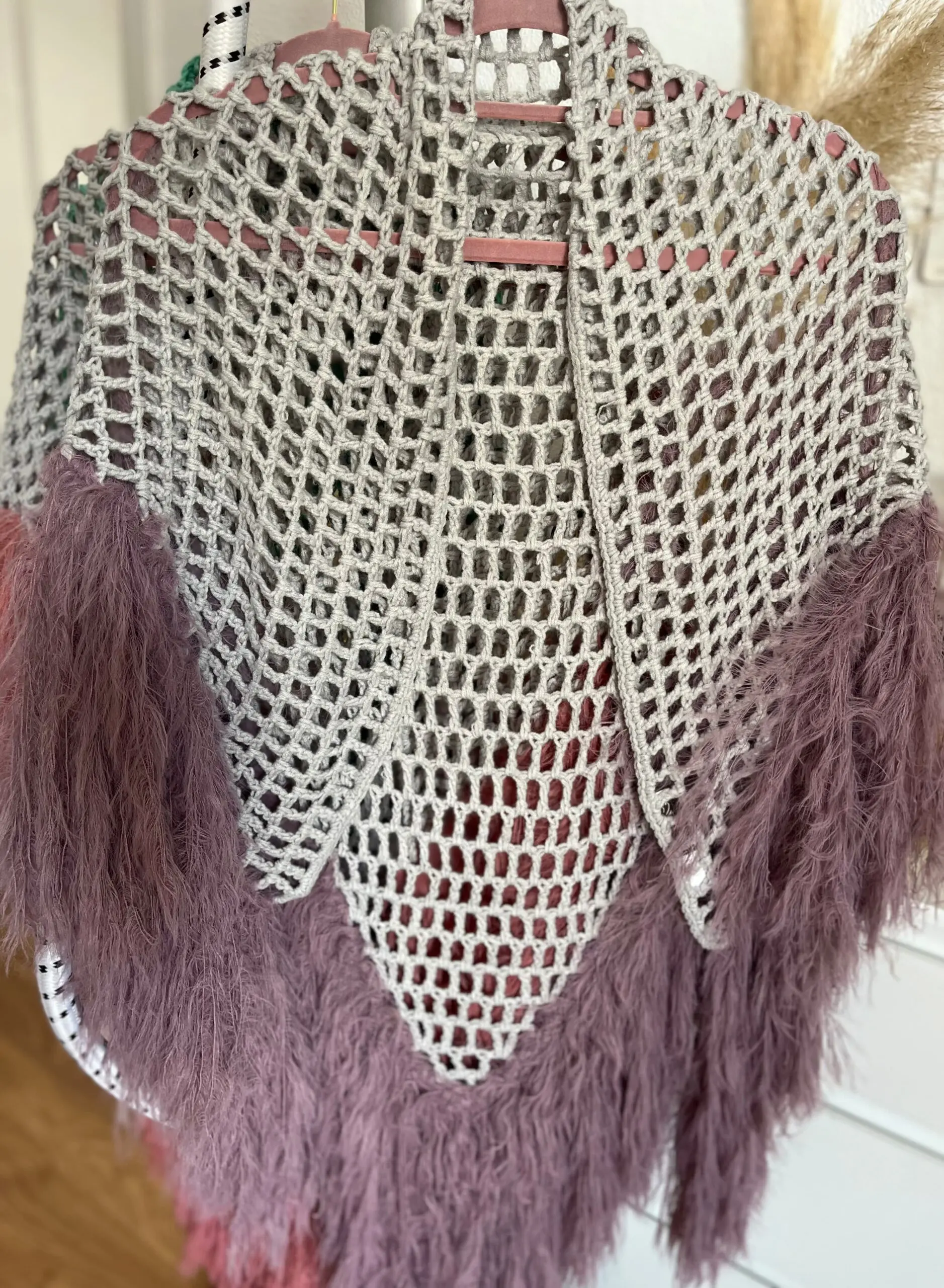 Chal crochet plumas malva - Imagen 3