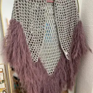 Chal crochet plumas malva